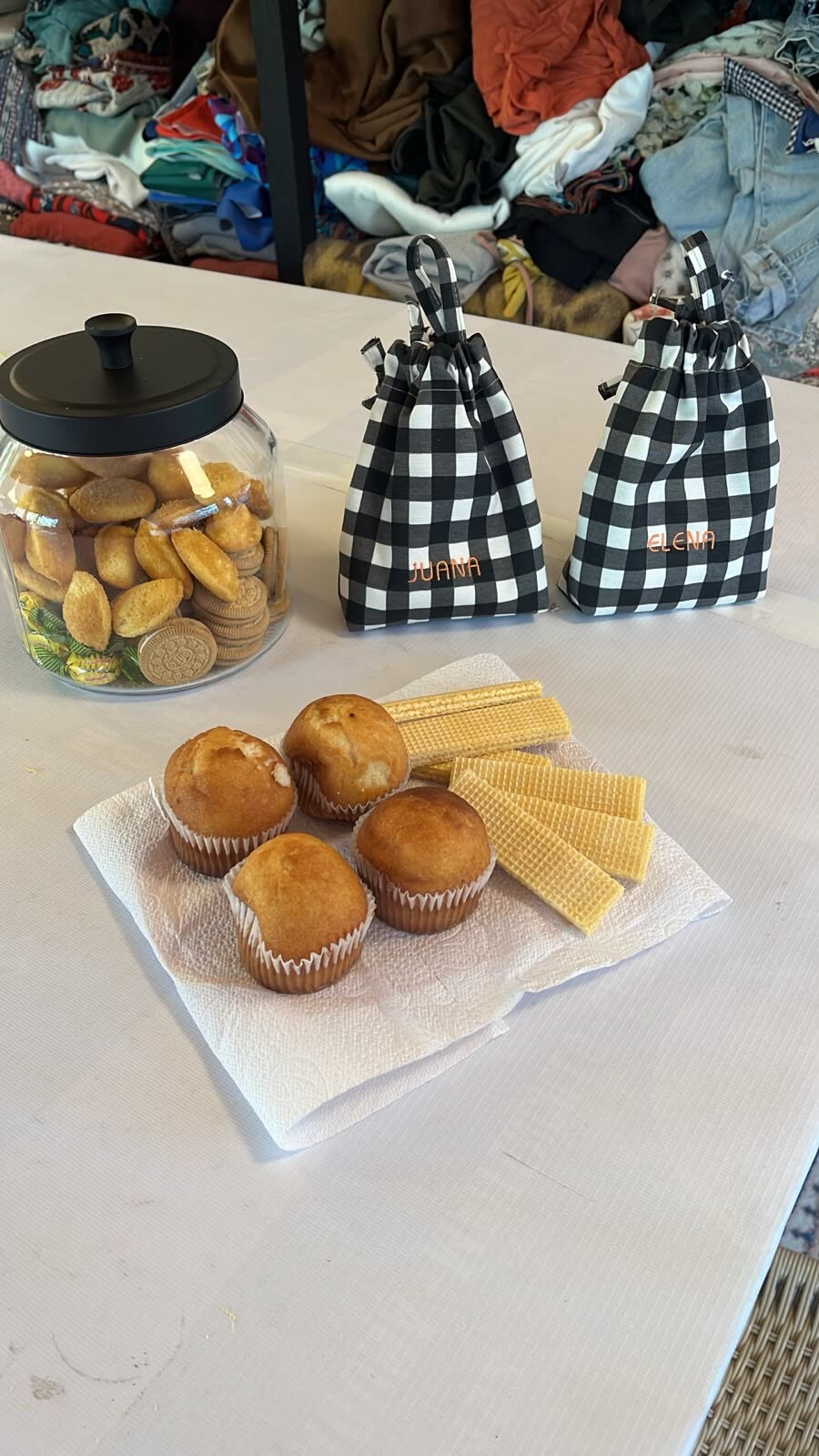 Las bolsas terminadas sobre la mesa, junto a la merienda: queques y galletas